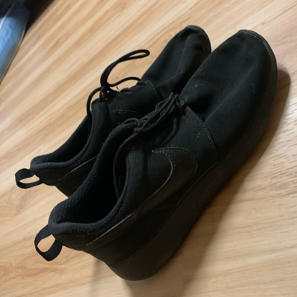WANT GONE MAKE OFFERS! All black Nike Roshe
